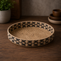 Plateau rond en jonc de mer noir & naturel – Style bohème chic